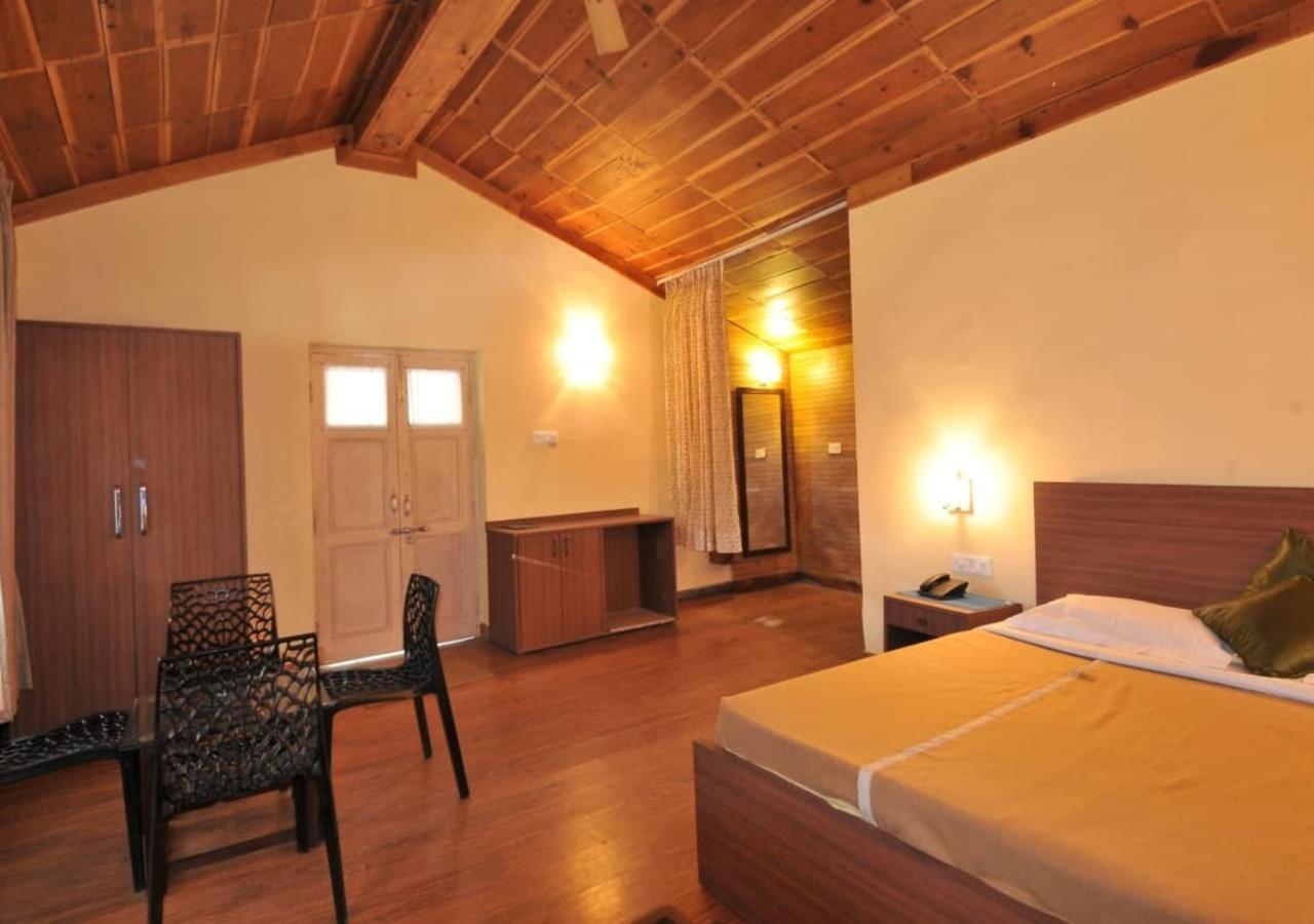 The Lake Resort Naukuchiatal Kültér fotó
